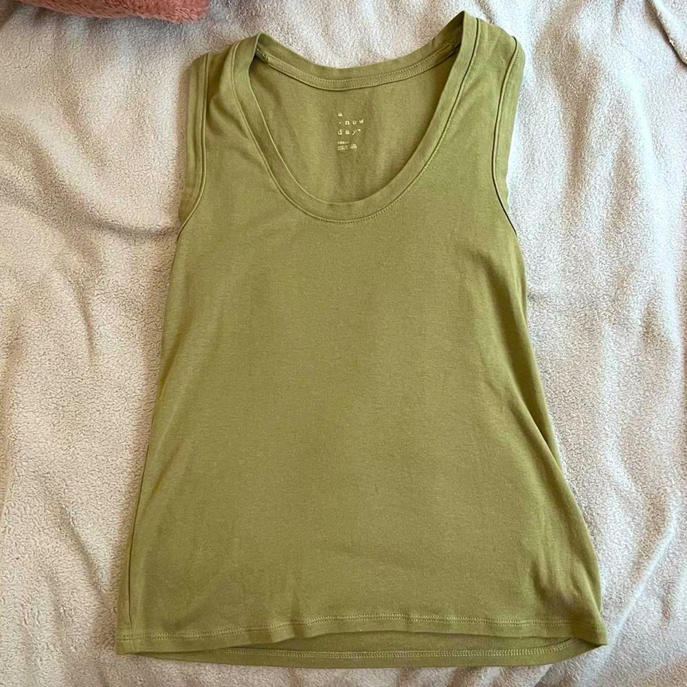 Green tank top size small